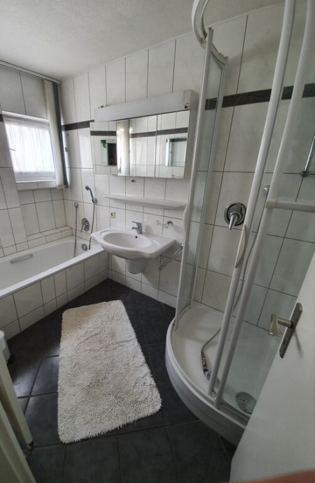 Badezimmer mit Dusche und Badewanne