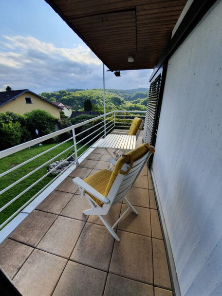 Balkon rund um die G&auml;stewohnung mit 6 St&uuml;hlen und Esstisch